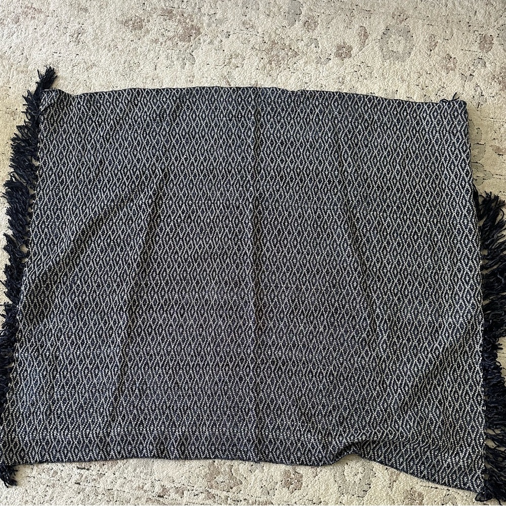 Blue and white printed fringe throw blanket - Picture 5 of 5